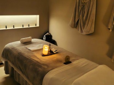 去年夏天老张瘫在成都小酒馆，直言失眠颈椎痛求靠谱spa