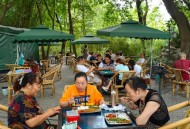 去年夏天我和朋友在成都锦江边喝茶，他却为招待客户愁坏了