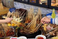 去年夏天成都街头吃串串，小李叹在这辛苦多年却无放松时刻？