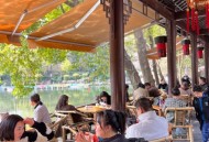 往岁秋与李君于成都人民公园茶馆品茗，聊聊桑拿那些事儿？